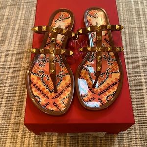 Valentino Rockstud thongs. Cognac. Size 6. Wore 3 times. Wahhh!🥲🥲🥲